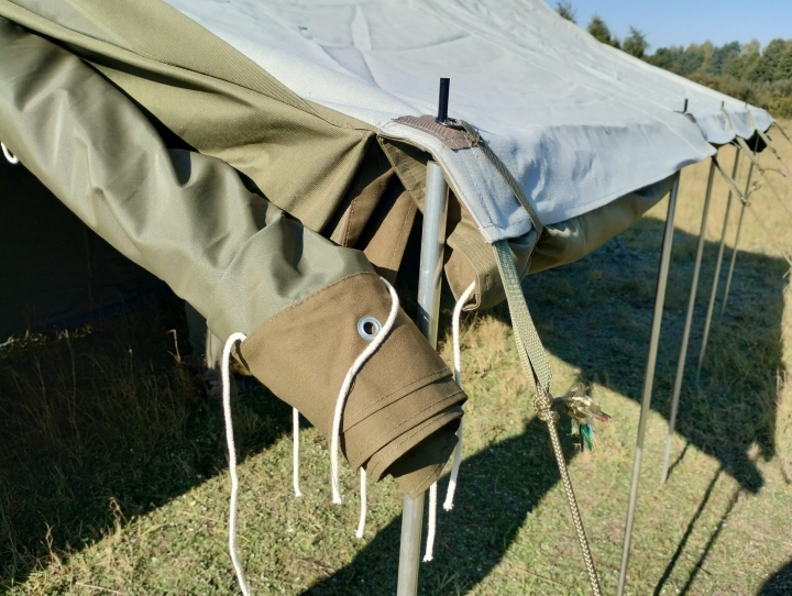 Zawinięta poła za pomocą sznurków