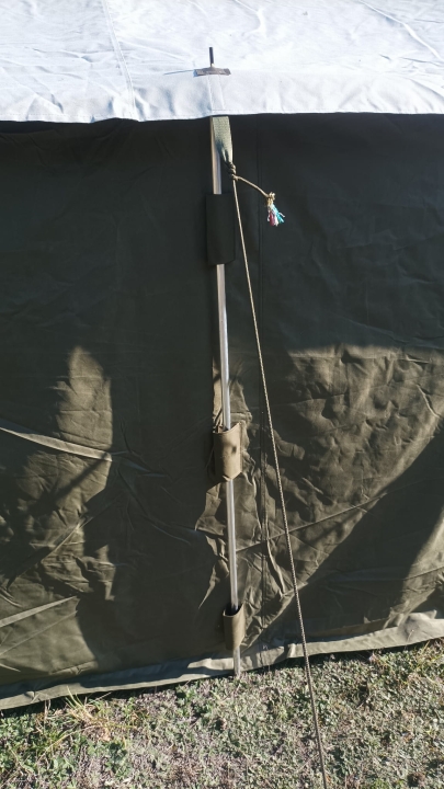 zapałka po bokach namiotu w akcji